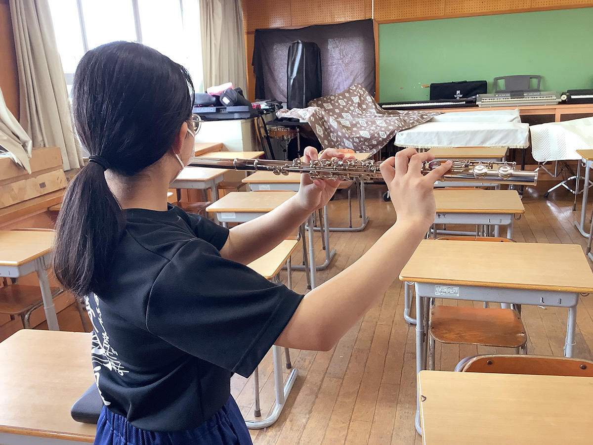 【鹿児島県鹿屋市】田崎中学校吹奏楽部にフルートを寄附して下さり、ありがとうございました。